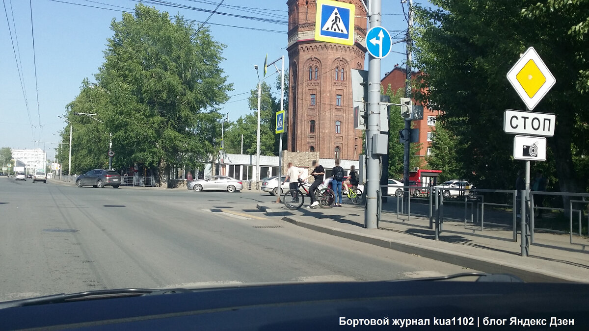 В летнее время года нужно быть предельно внимательным на дороге, т.к. на проезжей части появляется значительное число велосипедистов, скутеристов и т.п. Автор фотографии kua1102