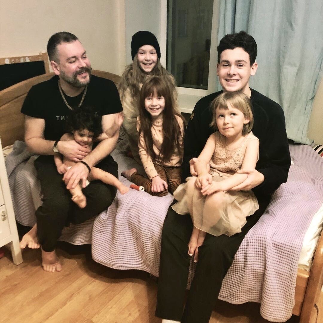 У Федора есть старший сын от первого брака Ваня, который живет с мамой. С Верой у них две кровные дочки — Муся (10 лет) и Ляля (5 лет) — и две приемные — Сюся (1,5 года) и Саша (8 лет) 