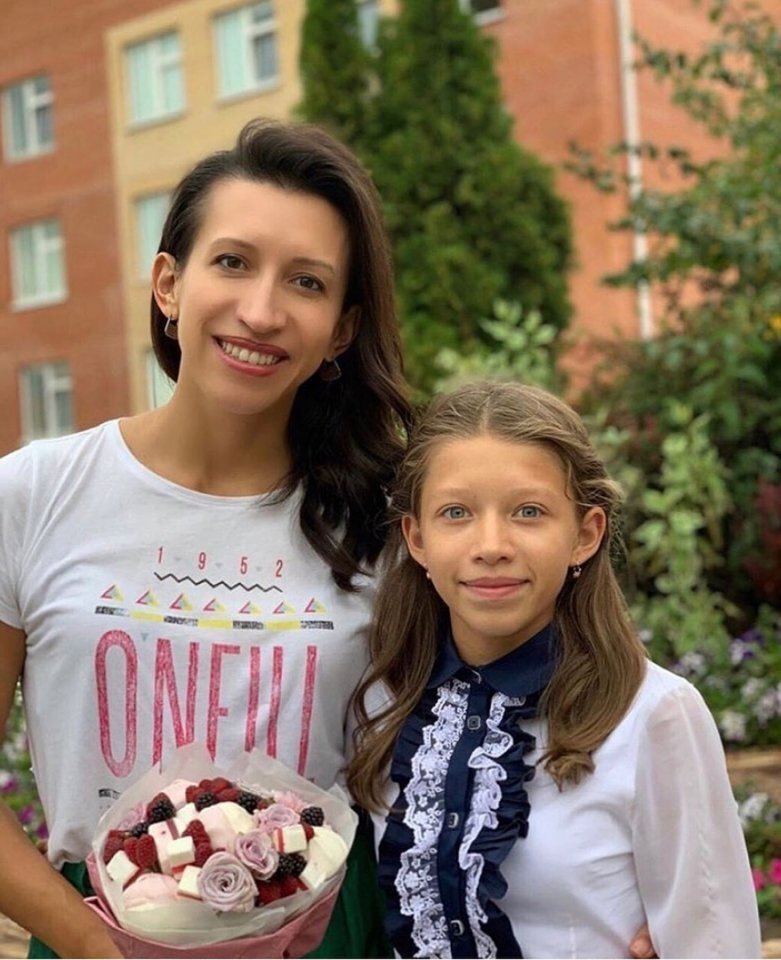 Мать и дочь, как две капли воды