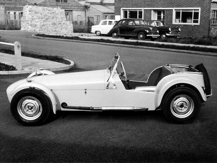 Lotus Seven первой серии выпускался с 1957 по 1960 год и оснащался двигателями Ford, BMC и Coventry Climax мощностью от 28 л.с до 75 л.с. Фото из открытых источников.