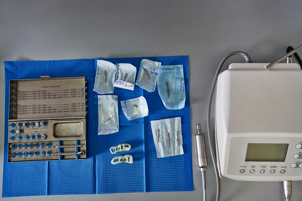 Шишка на десне. Опасно ли это? 