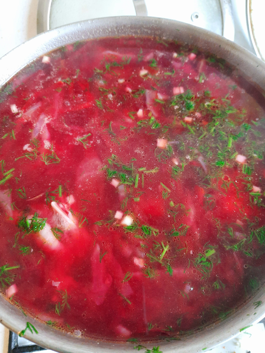 Для этого борща сын сам резал укроп :)
