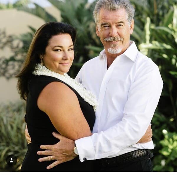 Пирс Броснан по-прежнему обожает жену, которая весит 120 кг, 2019 г.