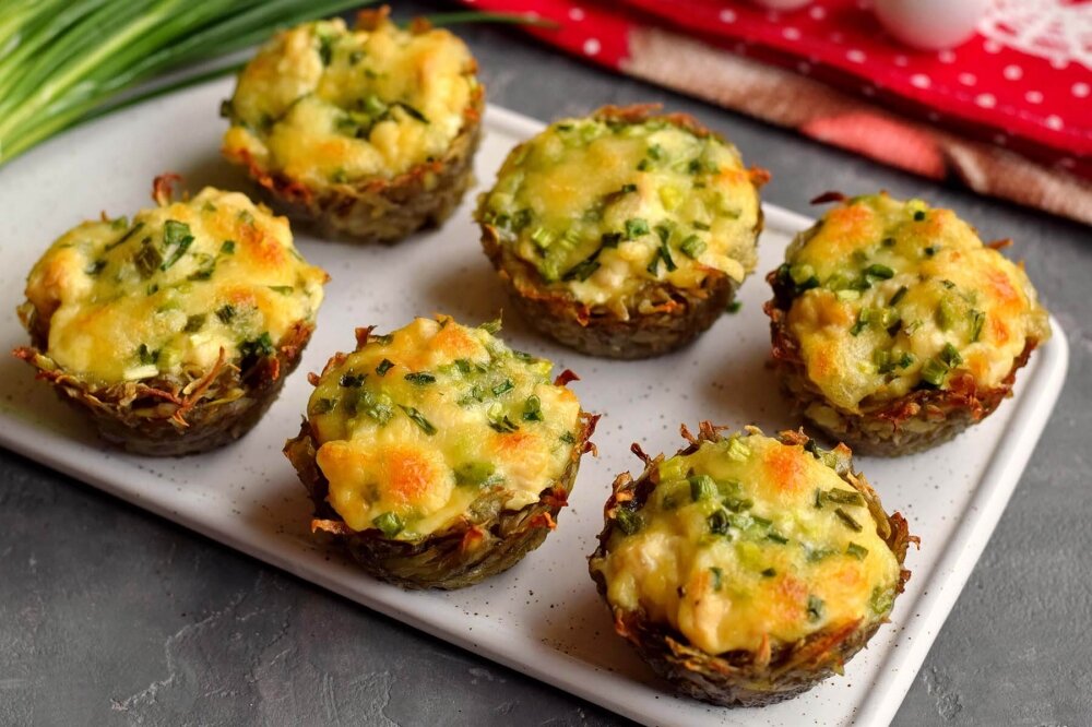 тарталетки с курицей чесноком и сыром. тарталетки с курицей чесноком и сыром. тарталетки с курицей чесноком и сыром. тарталетки с помидорами. тарталетки с сыром и чесноком.