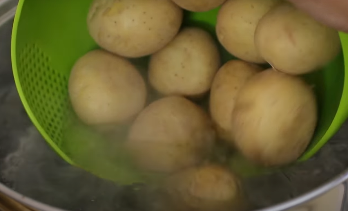 добавляем картофель 