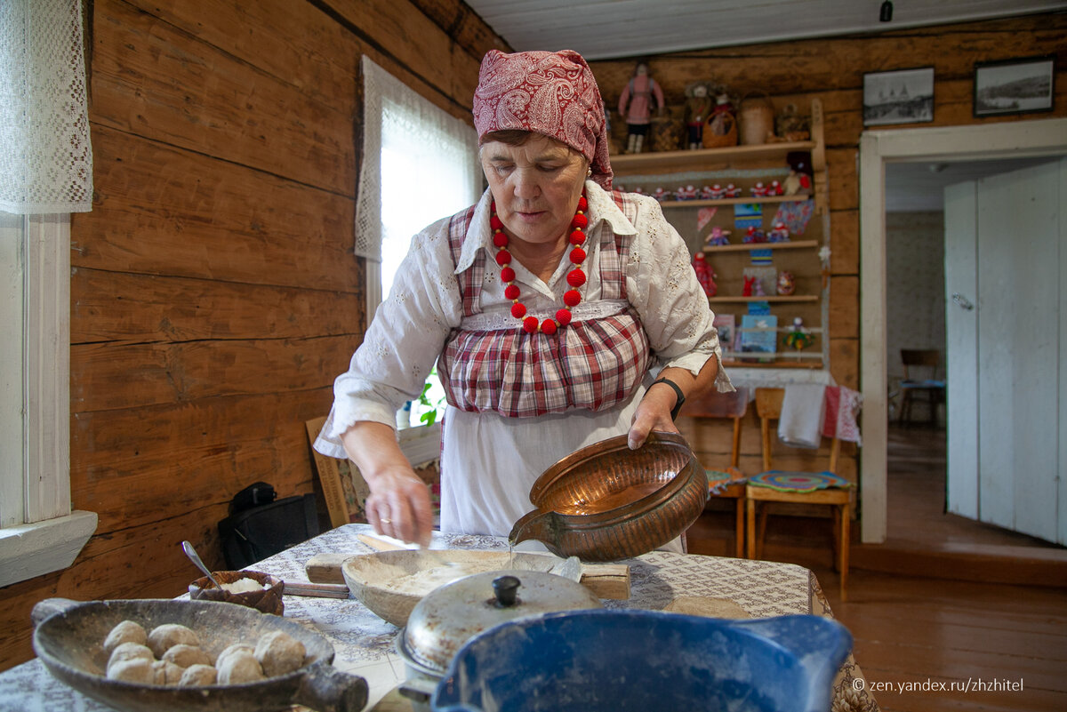 Сначала замешивают тесто и делают из него шарики — колобки