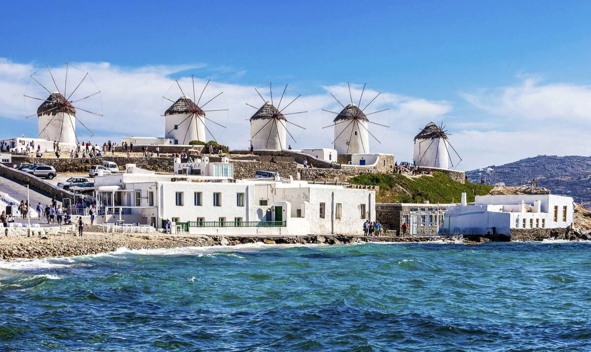 Одной из главных достопримечательностей и визитной карточкой острова Миконос являются ветряные мельницы.
