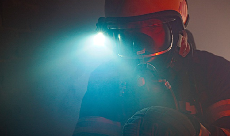 Яркий свет от фонарика