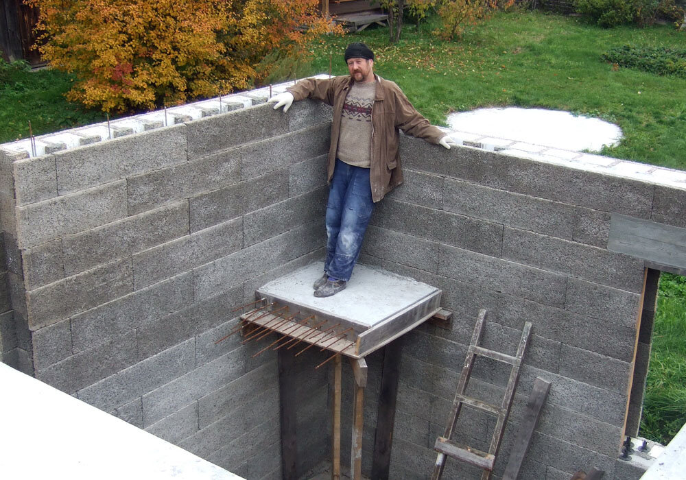 Поворотная площадка — часть бетонной стены. 