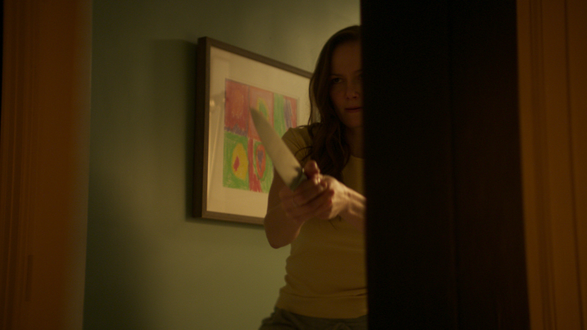 Мать одиночка, одна в доме вместе со своим ребенком. Ночь. В его комнате толпа неизвестных людей.