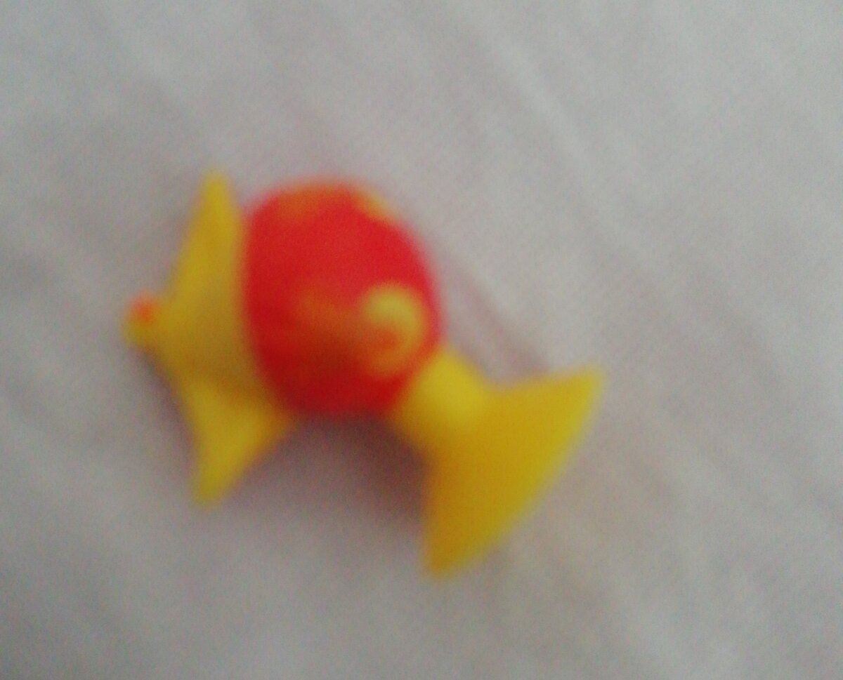 Прошу прощения за качество фото. Но на нем всё равно хорошо видно, что голова цыплёнка отгрызена самым бессердечным образом! 