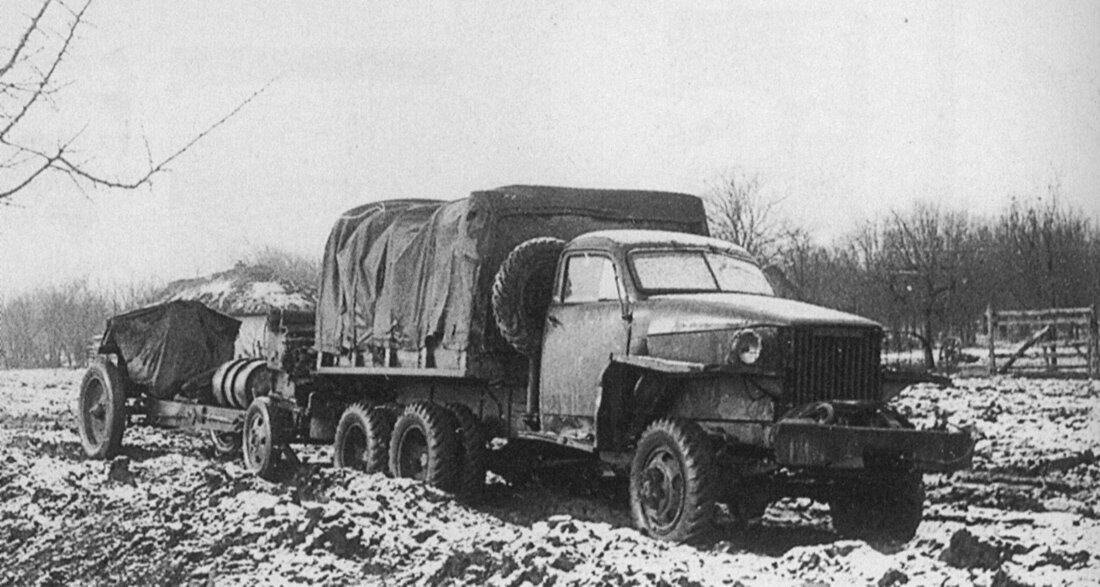 Грузовик Studebaker US6 транспортирует артиллерию.