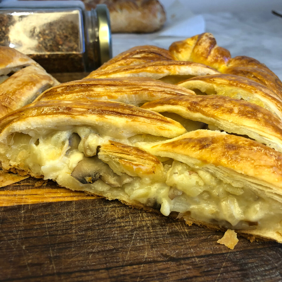 Пирог получается очень нежным, сочным и вкусным.  