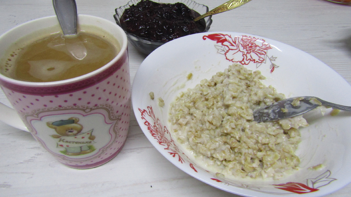 Овсяная каша и кофе с вареньем.