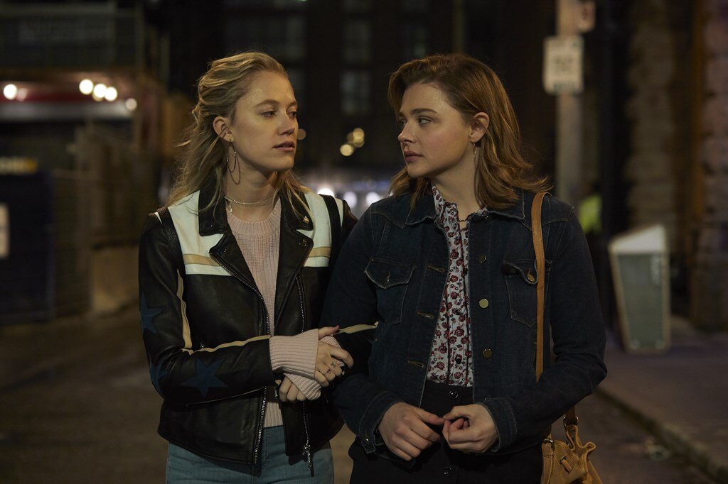 Главная героиня фильма с подругой