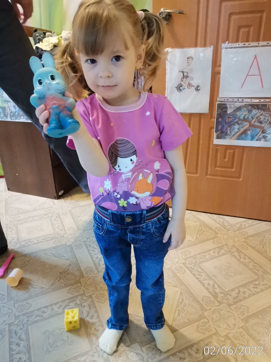 Собирается в садик. С зайцем. 