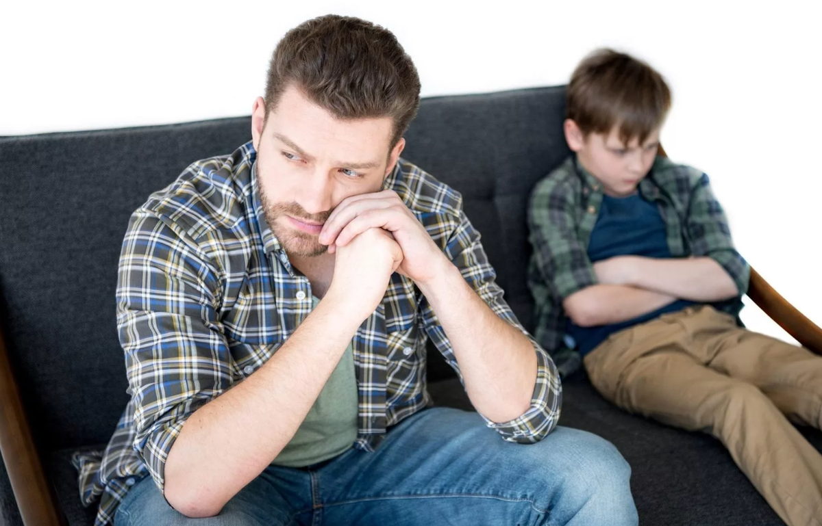 отец и сын ссора. сын расстроился. расстроенные родители с детьми. сын расстроился. ребенок 7 лет.