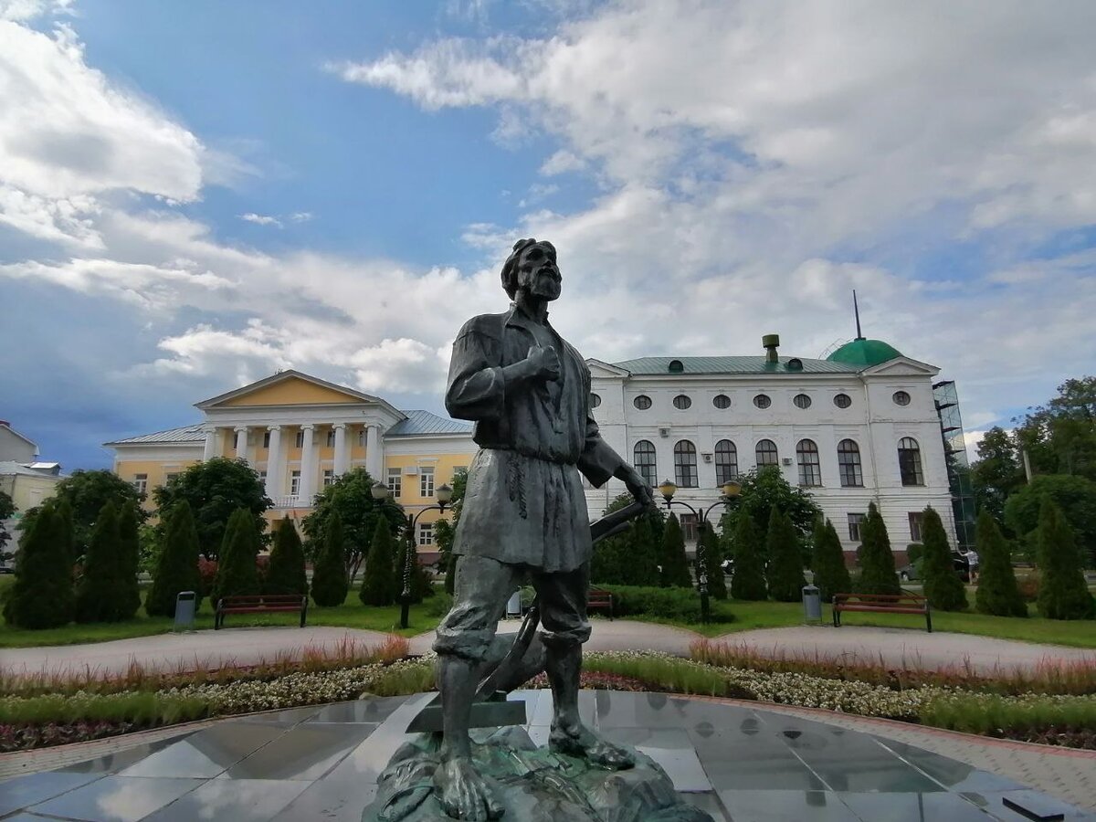 Памятник суровому Тамбовскому  мужику...