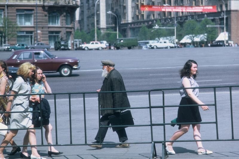 В 1972 году по Москве даже  дедушки были похожи на модных хиппарей