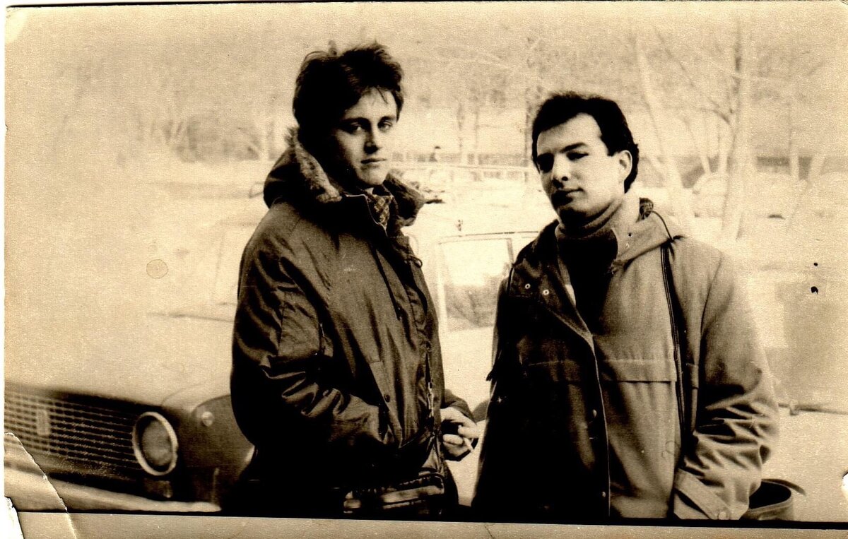 Эпизод 57. "Я Шаганов по Москве". Фото студенческих времён. С однокашником Олегом Законом возле института (МЭИС).