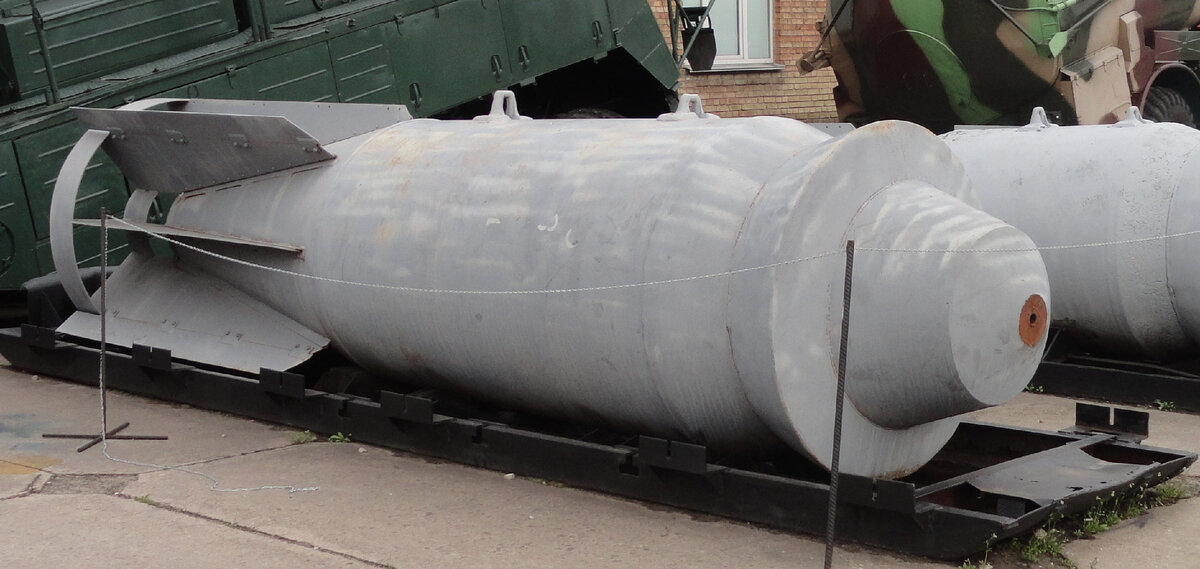 Фугасная авиабомба калибра 9000 кг модели 1954 г. ФАБ-9000 М-54 предназначаемся для поражения военно-промышленных сооружений и фабрично-заводских зданий при бомбометании с высот до 16000 м при скорости полета до 1200 км/час (авиабомба испытана до высоты 12500 м при скорости полета самолета 910 км/час). ФАБ-9000 М-54 снаряжается тротилом. Её носителями были бомбардировщики Ту-95, ТУ-16,ТУ-22, 3М и М4. 