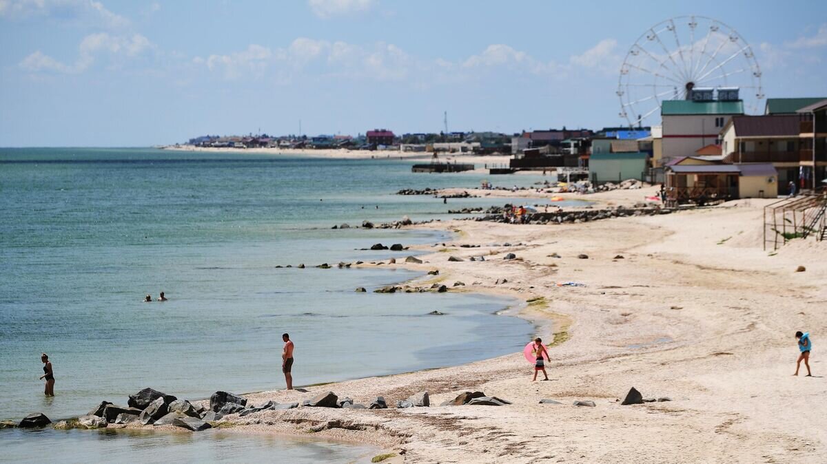    Пляж на берегу Азовского моря в поселке Кирилловка Запорожской области© РИА Новости / Алексей Майшев