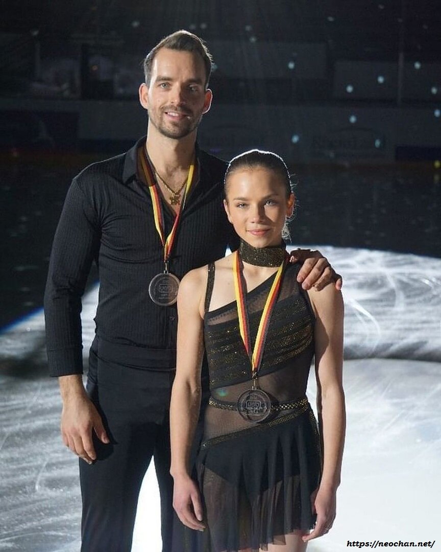 Фигуристка Алиса Ефимова получила разрешение представлять Германию на международных соревнованиях. Кататься она будет в паре с в пару с немцем Рубеном Бломмартом.