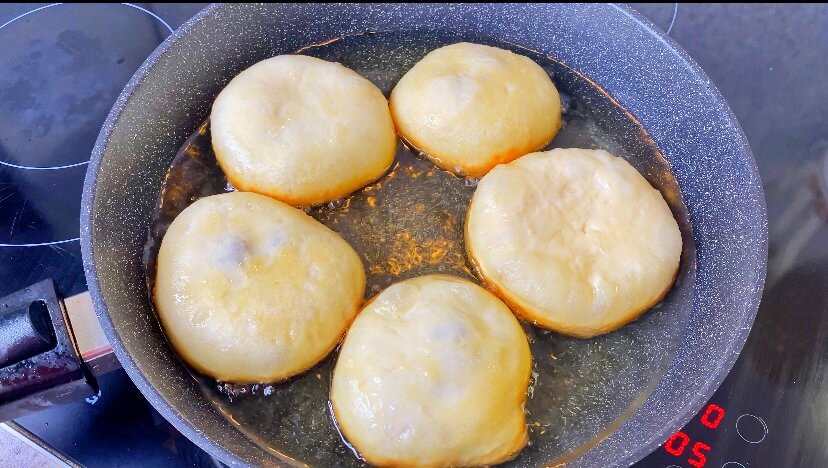 Почему тесто получилось сухим. Дрожжевое тесто рвется. Технологические этапы приготовления дрожжевого теста. Почему поднимается тесто. Почему тесто получилось сухим.