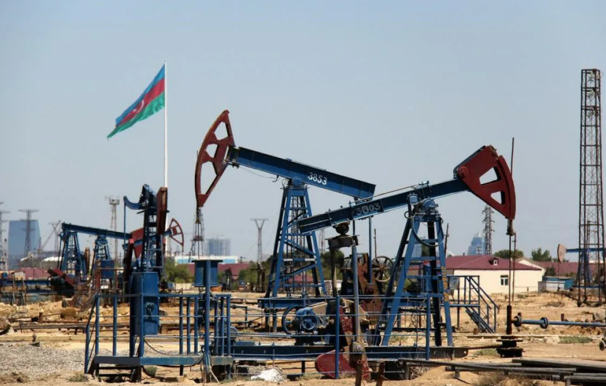 Азербайджанские нефтяные и газовые промыслы, одни из старейших на планете, дают всё меньше ископаемого сырья. А объем его продаж вырос в разы. Разгадку этого невероятного природного феномена вы найдете в нашем материале. Фото Тренд.аз