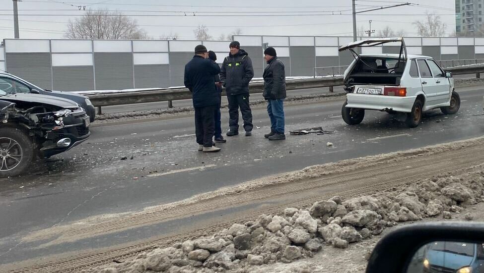     В Казани произошло столкновение двух автомобилистов, из-за которого образовалась полукилометровая пробка. Об этом сообщил корреспондент Inkazan с места событий.