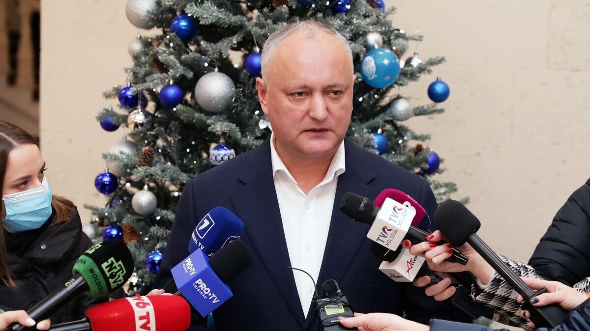    Бывший президент Молдавии Игорь Додон общается с журналистами после дачи показаний в прокуратуре Кишинева© Sputnik / Михай Карауш
