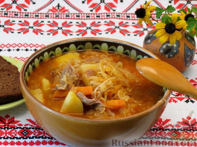 голяшка говяжья, капуста квашеная, морковь, лук репчатый, томатная паста, картофель, чеснок, масло растительное, перец чёрный молотый, соль, зелень петрушки, вода