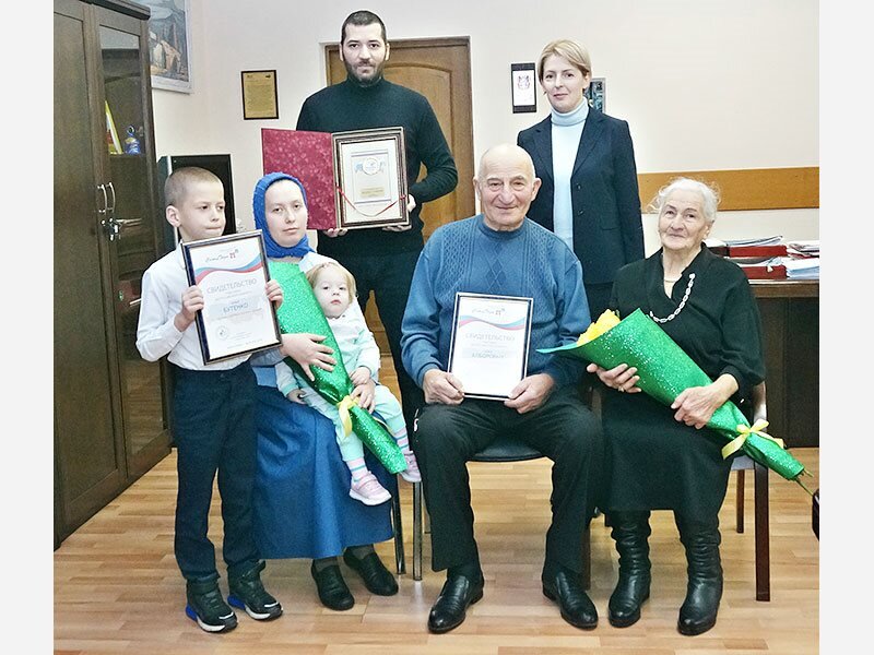 Министр Алина Айдарова поздравила победителей конкурса: (слева направо) Татьяна Бутенко с детьми, Иристон Кесаев, супруги Заур и Дарья Алборовы