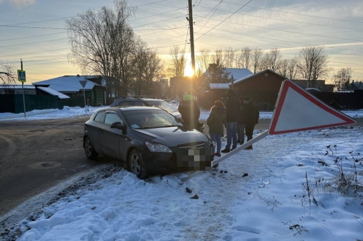    В Кимрах столкнулись два автомобиля, один из них протаранил дорожный знак