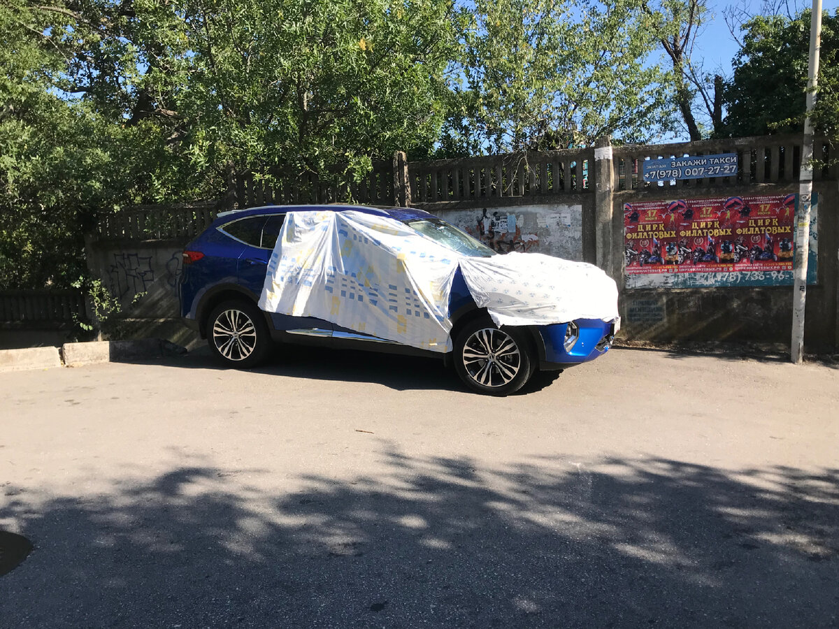 Вот так автомобили закрывают от солнца