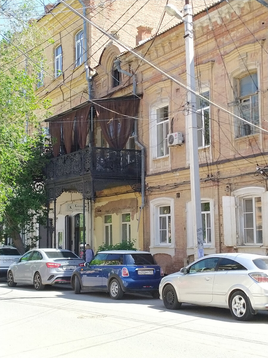 Напоследок - еще один прекрасный кованый балкон-навес из астраханской коллекции :)