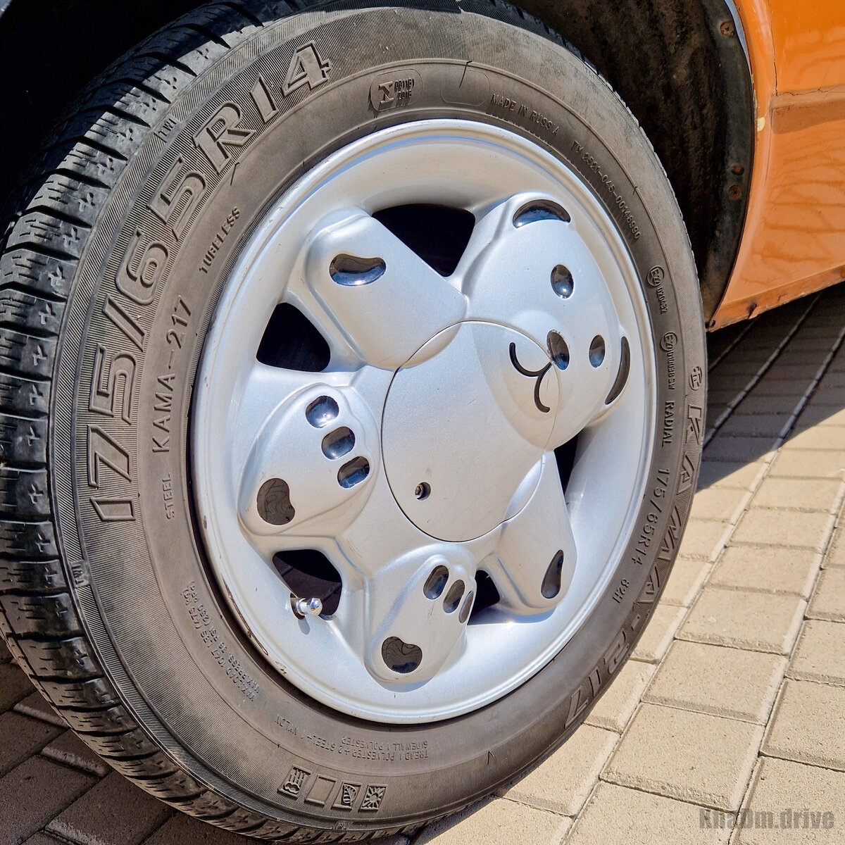 Как и безумно привлекающие внимание прохожих, колёсные диски с медведями.