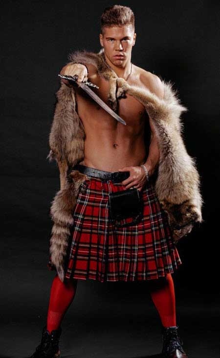                 Илья долгое время занимался боксомУчастник проекта Дом 2 Илья Баженов на своей странице в  Инстаграм рассказал о своей жизни. Илья более 13 лет занимался боксом,  участвовал в различных соревнования. В 21 год окончил автодорожный  техникум. После получения диплома Баженов отправился на службу в армию и  отслужил 2 года в ВДВ, оформив контракт. После армии в жизни Ильи  «появился клуб, который изменил его жизнь». Баженов рассказал, что  совершенно не умел танцевать, но не сдавался и делал все для того, чтобы  стать лучшим. Илья благодарен хореографу клуба, «бате в мире стриптиза»  Ивану за уроки хореографии. После прихода в этот клуб, по словам Ильи,  он начал жить так, как хотел. Илья танцевал на улице, пританцовывал в  метро, на зарядке, экспериментировал с цветом волос, со стрижками,  украшениями и все также упорно продолжал посещать занятия и репетиции.  Параллельно с работой в стриптиз-клубе, Баженов принимал участие в  различных коммерческих съемках и развивался в модельном бизнесе.