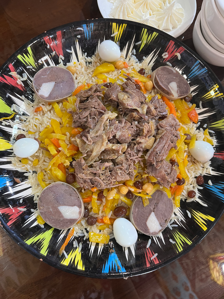 Бухарский плов Ош-и софи с перепелиными яйцами и казы в The Плов, г. Бухара, Узбекистан (фото из личного архива автора)