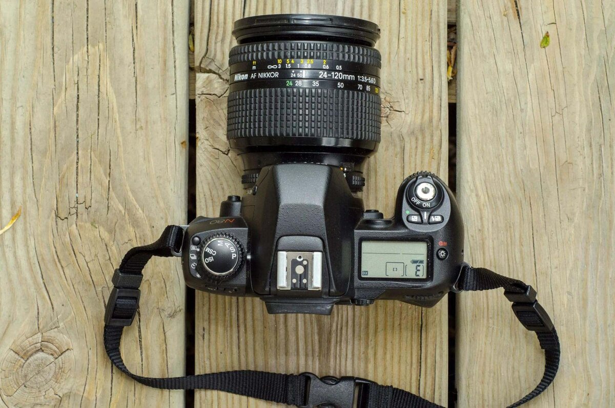  Nikon F80 очень похож на современную цифровую камеру и поддерживает современные объективы с байонетом Nikon F / Фото: mikeeckman.com