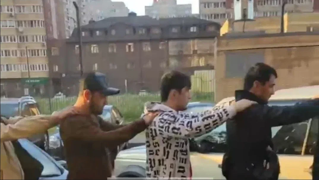 Облава на мигрантов. Шествие мигрантов в москве. Котельники мигранты. Мадишник. Задержали мигрантов в москве.