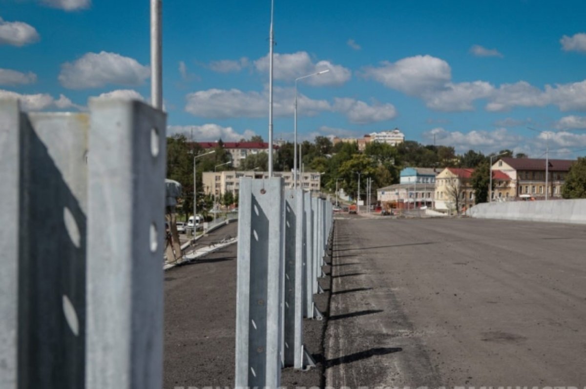    На Славянском мосту в Брянске наносят разметку и монтируют фонари