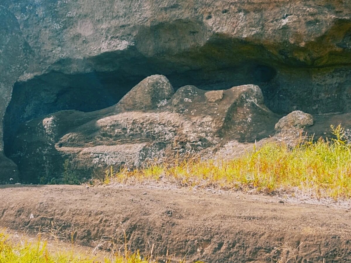 Недовырубленный моаи в скале