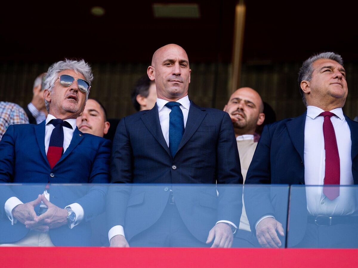    Глава RFEF Луис Рубиалес (в центре)© Фото : Пресс-служба RFEF