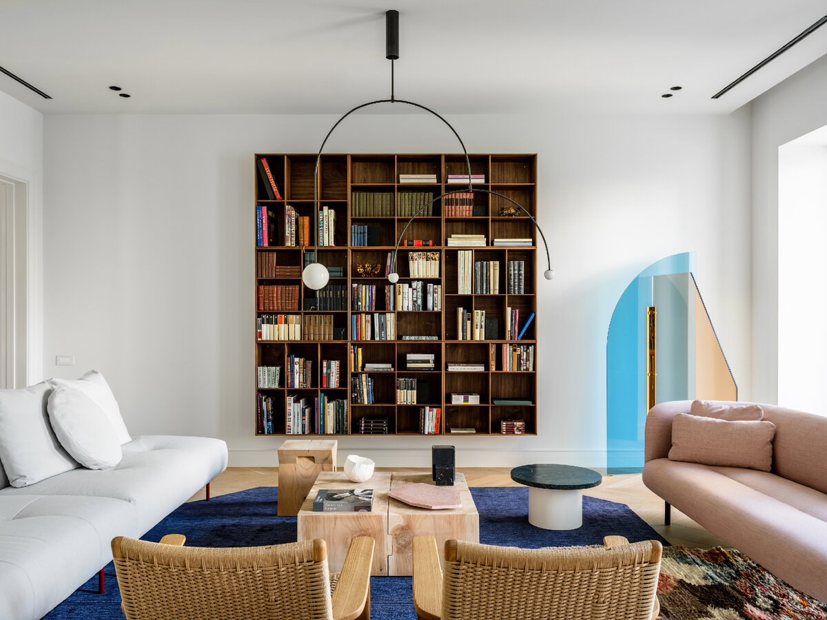 В гостиной стеллаж Carl Hansen & Søn, журнальный столик Riva 1920, ширма Arflex, и светильник Michael Anastassiades. 