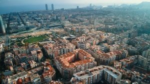 Фото: Freepik.com /frimufilms Барселона заняла первое место в рейтинге лучших городов в мире для любителей совмещать отдых с работой. Об этом свидетельствует компания IWG.