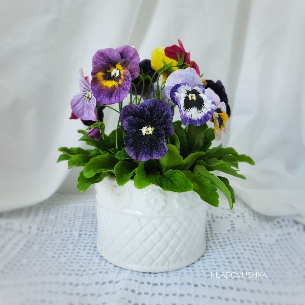 Анютины глазки из холодного фарфора. Работа Марии Картавых. Фото автора