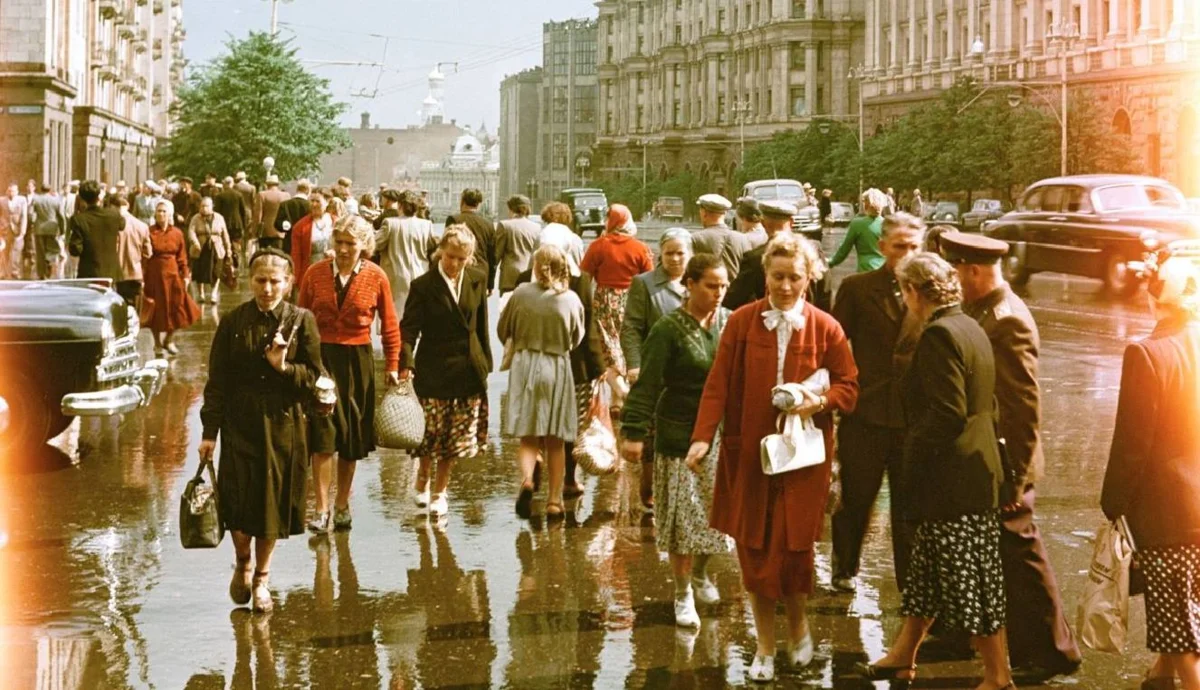 Человек 1960 года. Семен Фридлянд улица Горького. Семён Фридлянд Горький 1950. Москва 1950 год люди. СССР модницы на улицах Москвы.