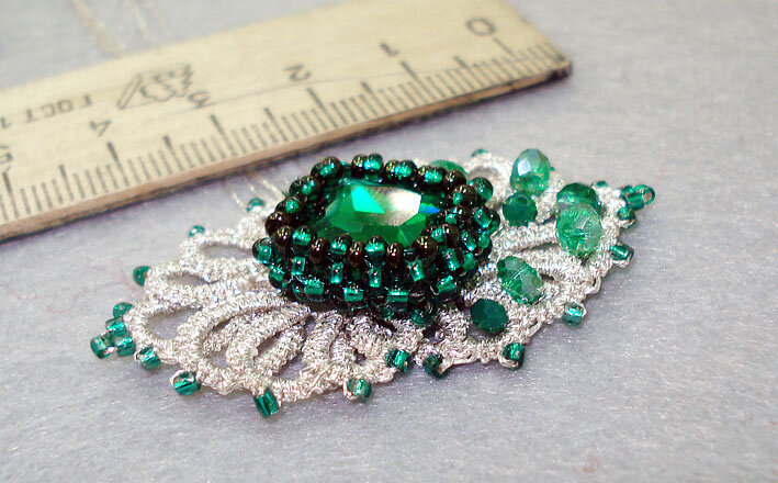 Вариант с симметричным кружевным элементом в технике фриволите. и вариант раскладки бусин.