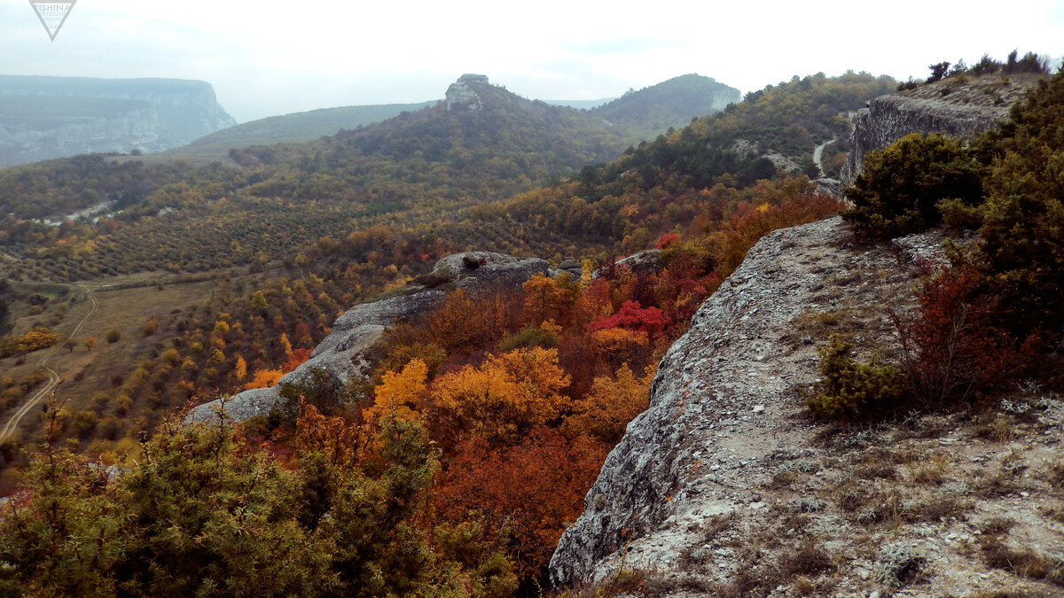 То самое красочное пятно леса в золотых и алых тонах. Вид на Затерянный мир с горы Арман-Кая.